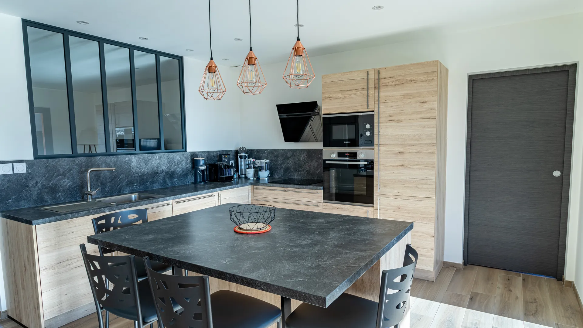 Salon lumineux avec grandes baies vitrées