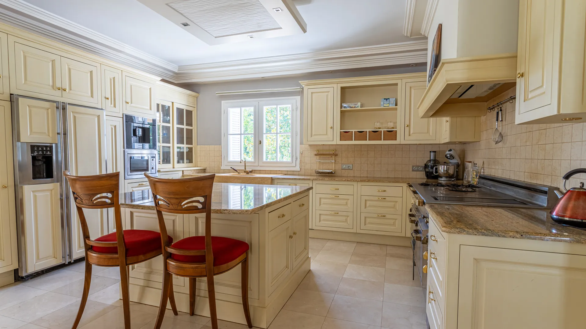 Espace repas et cuisine ouverte