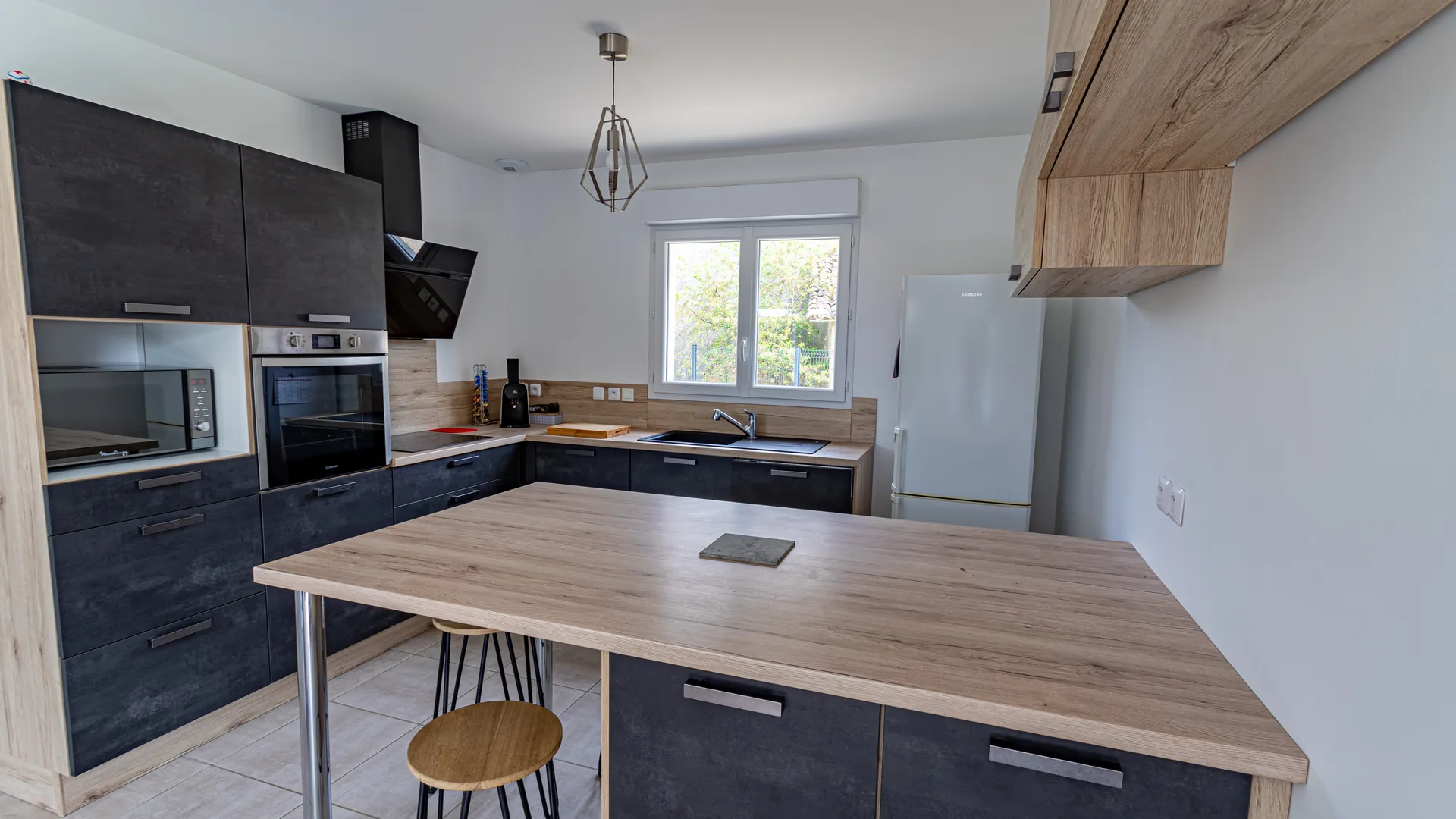 Vue extérieure maison avec jardin