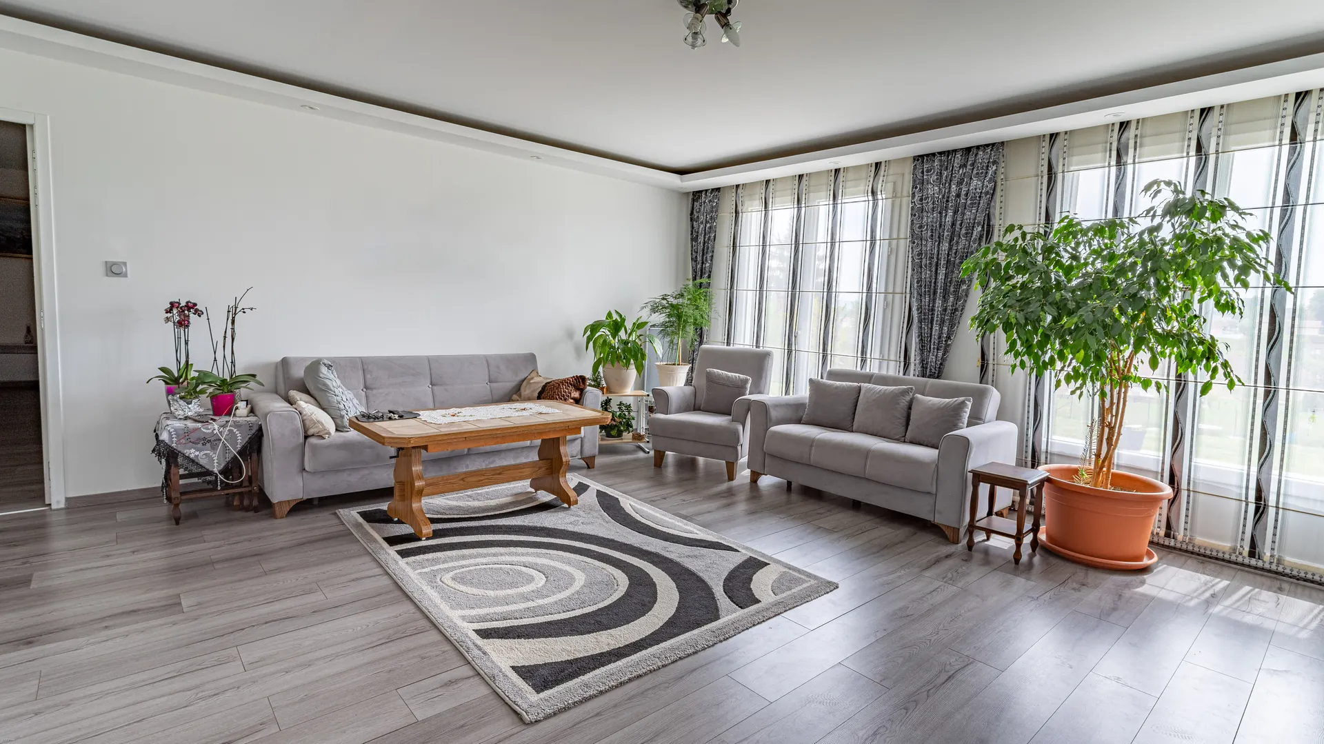 Pièce à vivre spacieuse et lumineuse